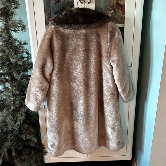 Vintage Faux Fur Coat with Dark Collar euc Warm - Picture 7 of 12